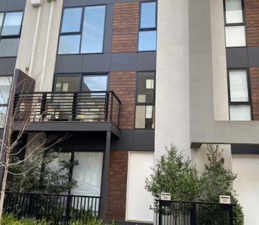 Port Melbourne House | Port Melbourne Share Townhouse