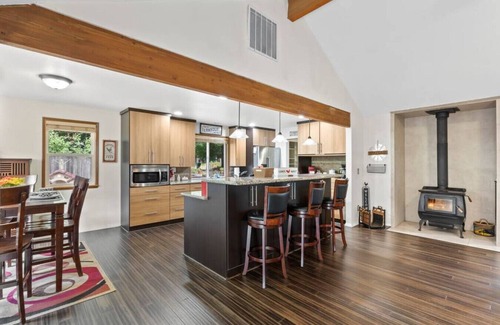 East Port Orchard House | Port Orchard Oasis Retreat w/Hot Tub & Game Room!