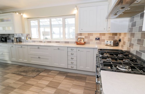 Pentraeth Cottage | PORTH LLONGDY UCHAF, family friendly, with open fire in Red Wharf Bay