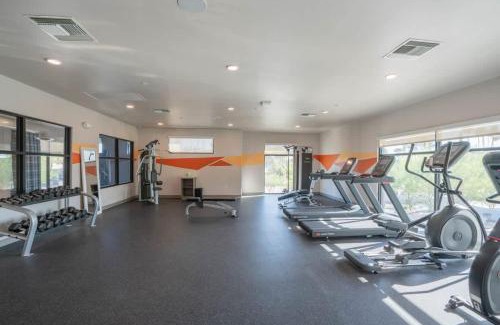 Tempe Apartment | Posh 2BD - Gym, Pool, Parking, W-D - Sleeps 8