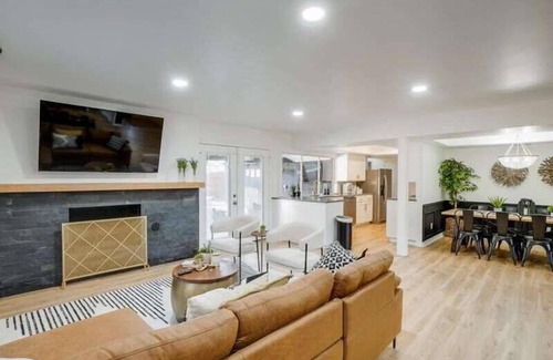 Northwest Dallas House | Posh 6BR/3B Home with Pool, Media/Game Room & Hot Tub