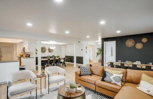 Northwest Dallas House | Posh 6BR/3B Home with Pool, Media/Game Room & Hot Tub