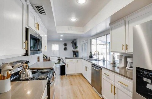 Northwest Dallas House | Posh 6BR/3B Home with Pool, Media/Game Room & Hot Tub