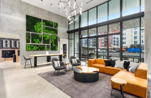 Downtown Apartment | Posh Lofty Pad in Central Redmond - 92 Walkscore!