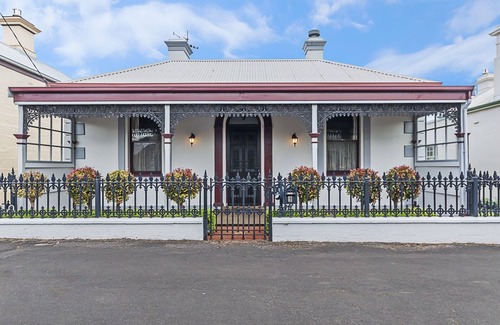 Warrnambool House | Positioned in the center of Warrnambool at a location that cannot be beat.