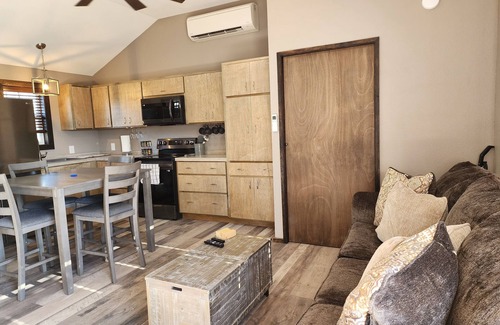 Somerville Cabin | Possum Run Cabin Comfortably Sleeps 6 People