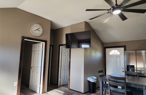 Somerville Cabin | Possum Run Cabin Comfortably Sleeps 6 People