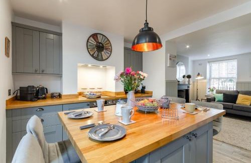 Holt House | Postmans Cottage