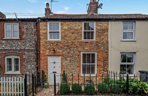 Holt House | Postmans Cottage