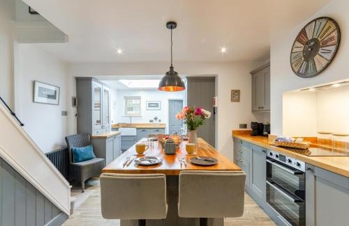 Holt House | Postmans Cottage