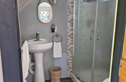 Snug Harbor House | Potters Pond Cottage, walk to East Matunuck, Oyster bar, close to URI