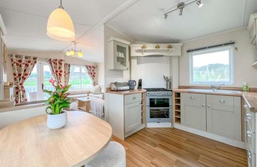 Praa Sands Ski Chalet | Pottsville Cabin Sleeps 4 with Deck