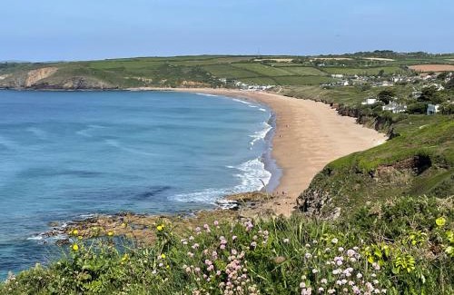 Praa Sands Ski Chalet | Pottsville Cabin Sleeps 4 with Deck