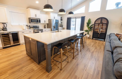 Sandy House | Powder and Pool House close to ski resorts and downtown.