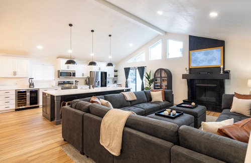 Sandy House | Powder and Pool House close to ski resorts and downtown.