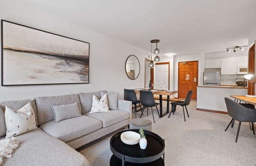 Upper Village Apartment | ❄︎Powder Peak❄︎ 2-Bedroom 2-Bath - 3 Hot Tubs & Pool | The Aspens