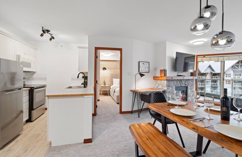 Upper Village Apartment | ❄︎Powder Peak❄︎ 2-Bedroom 2-Bath - 3 Hot Tubs & Pool | The Aspens