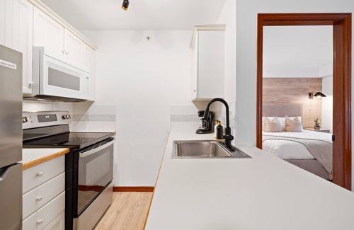 Upper Village Apartment | ❄︎Powder Peak❄︎ 2-Bedroom 2-Bath - 3 Hot Tubs & Pool | The Aspens