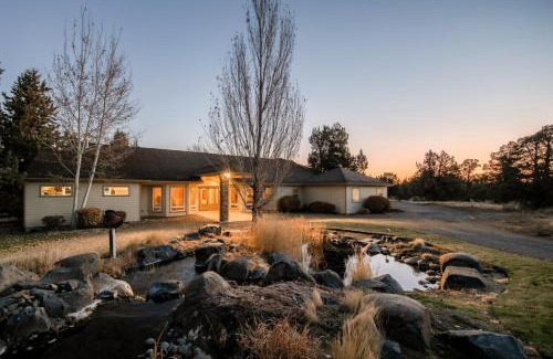 Bend House | Powell by AvantStay Secluded Home only 10 Mins from DT Bend w Hot Tub