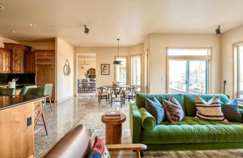 Bend House | Powell by AvantStay Secluded Home only 10 Mins from DT Bend w Hot Tub