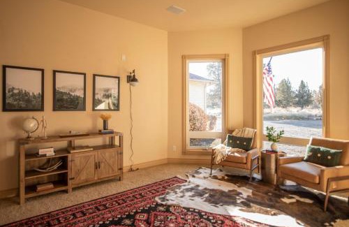 Bend House | Powell by AvantStay Secluded Home only 10 Mins from DT Bend w Hot Tub