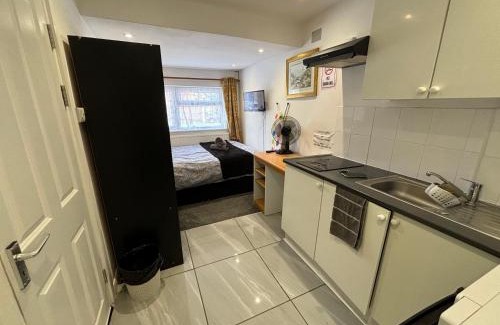 Coventry Apartment | Practical onsite Cosy Studio with Shared Entrance