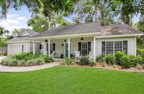 St. Simons Island House | Practically perfect! Quiet mid-island beach retreat, centrally located to all!