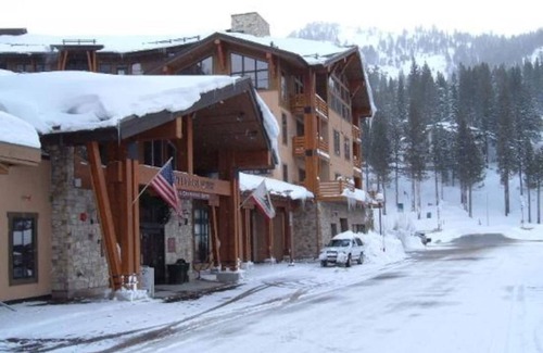 Olympic Valley Condo | Premier 2 Bdrm Mountain View Cozy Bliss Steps to Hikes, Lifts and Gondola
