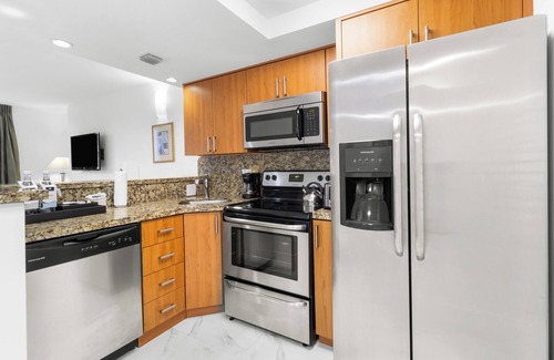 Coconut Grove Hotel | Premier Location! Suite w/Full Kitchen, Parking! Close to Downtown Miami!