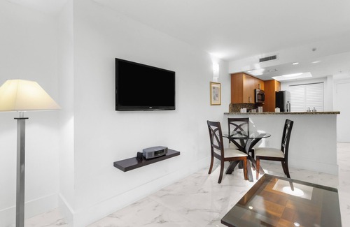 Coconut Grove Hotel | Premier Location! Suite w/Full Kitchen, Parking! Close to Downtown Miami!