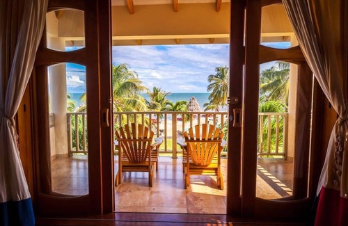 Hopkins Apartment | Premium 3 Bedroom beachfront villa with unrestricted Seaviews