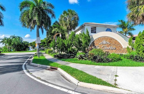 Weston Apartment | Premium Suite for Long Term Stay in quiet neighborhood. Move in with suitcase!