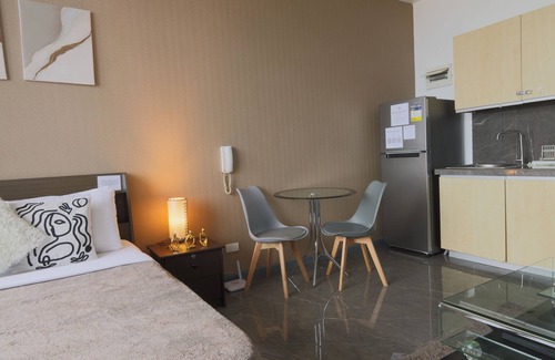 Downtown Hotel | Premium Suite with Balcony at The Gramercy Makati Manila