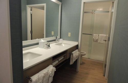 Medical Center Area Hotel | Premium Two Queen Room, Longwood Inn, Dining, Near Medical Schools