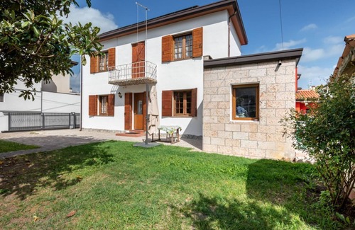 Abano Terme Apartment | Pretty and cozy private house is located in the central area in Abano Terme, a few steps from the Cathedral of San Lorenzo, Piazza Mercato and the Urban Thermal Park, in a quiet and relaxing neighbourhood, spacious and perfect for 6 people. The accommoda