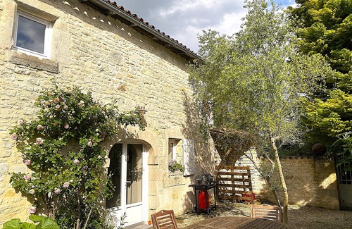 Aumagne House | Pretty, bucolic 95 m2 house in magnificent landscaped grounds. Private courtyard. Swimming pool.