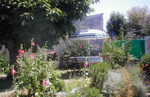 Meschers-sur-Gironde House | Pretty Bungalow Walk To Beaches, Restaurants,Shops, Market.Family Wifi garden