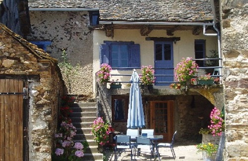 Pampelonne Cottage | Pretty family gite with shared pool