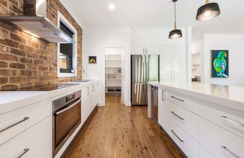 Orange House | Pretty Prince - Modern 4 Bedroom Home near CBD