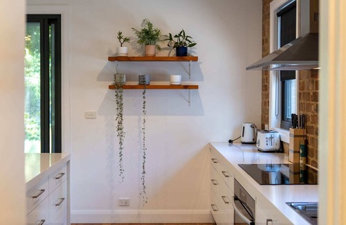 Orange House | Pretty Prince - Modern 4 Bedroom Home near CBD