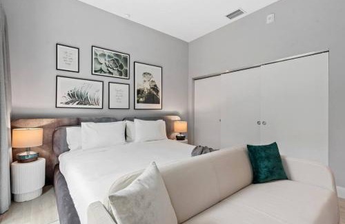Flagler Village Apartment | Pretty Rola 303 Signature Apartment w King Bed Brand new and Central Location