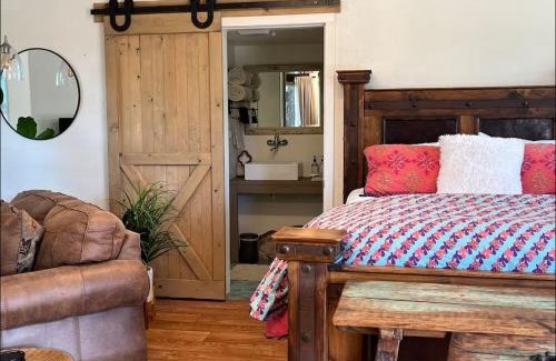 Prescott Apartment | Prickly Pear Unique Studio with bathroom built into the Granite boulders, Amazing Views, Front & back porches, Firepit,Dog friendly