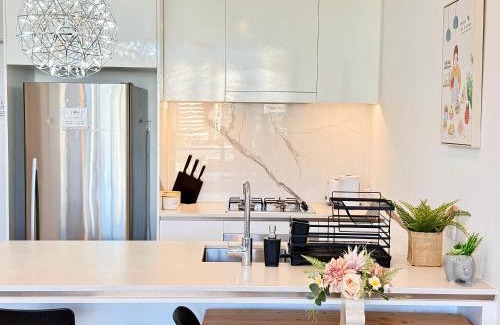 South Brisbane Apartment | Prime 2BR Location Pool Parking BCT 1004