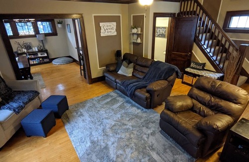 Oshkosh House | Prime EAA location - Vendor Friendly!