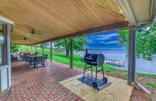 Florence House | Prime Lakeside Gem: Grassy Knoll, Spacious, Quaintn
