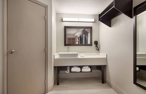 Erie Hotel | Prime Location! 2 Relaxing Units, Free Parking, Pet-Friendly Property
