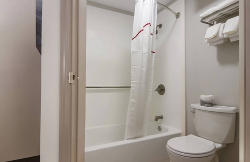 Erie Hotel | Prime Location! 2 Relaxing Units, Free Parking, Pet-Friendly Property