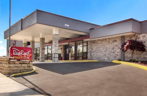 Erie Hotel | Prime Location! 2 Relaxing Units, Free Parking, Pet-Friendly Property