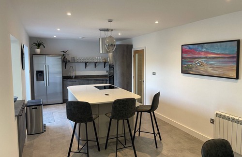 Highcliffe-on-Sea House | Prime location by the beach and New Forest 4 bedroom, 3 bathrooms