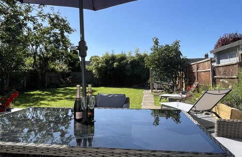 Highcliffe-on-Sea House | Prime location by the beach and New Forest 4 bedroom, 3 bathrooms